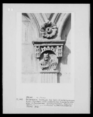 Kapitell mit weiblicher Halbfigur eine Viola haltend