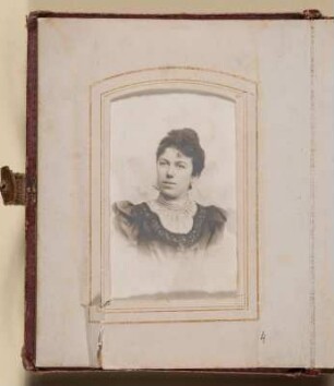 Albumseite mit Damenporträt : Familienalbum in lutherischer Familientradition. Ledereinband, goldgeprägt mit Metall-Leder-Schließe, Goldschnitt; 14,5 x 11,5 x 3 cm (um 1890/1900): Dresden: SLUB/DF 2017.A.351
