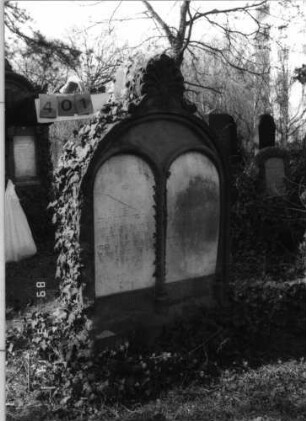 Grabstein 401 (Index: 100093274) Maße HxBxT: 158x85x27 cm Symbolik: Verzierungen Besonderheit: Doppelgrab für Eheleute: Grabstein 401