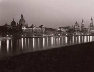 Dresden, Blick über die Elbe auf die Altstadt bei Nacht