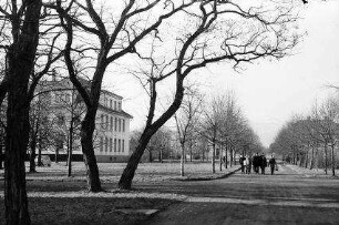 Cernay, Sennheim: Heil- und Pflegeanstalt St. André, Mittelgang mit Kindern