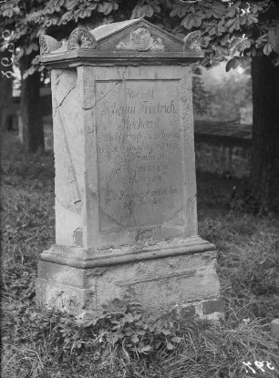 Grabstein von Johann Friedrich Reichardt auf dem Friedhof St. Bartholomäus vor der Erneuerung.
