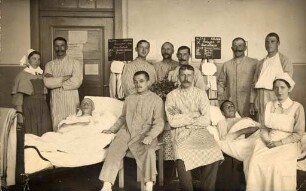 Erster Weltkrieg - Lazarett III Gewerbeschule Karlsruhe. Verwundete mit Schwestern