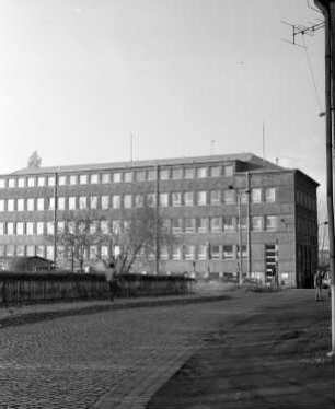 Böhlen. Industriegebäude (?). Straßenansicht (Teilansicht)