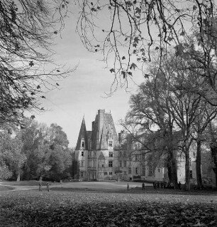 Das Schloss von Fontaine-Henry im Park, im Vordergrund zwei Fotografen bei der Arbeit (Aufnahme im Rahmen der Fotokampagne im besetzten Frankreich)