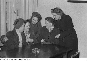 Fünf Frauen bei einer Unterhaltung