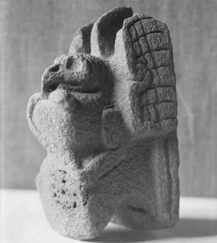 Steinfigur eines Adlers mit Schlange im Schnabel