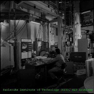 Versuchsaufbau zur Strukturbestimmung mit Neutronenbeugung im Forschungsreaktor 2 (FR 2)