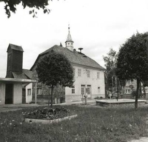 Harras (Kreis Hildburghausen). Rat der Gemeinde. Blick über den Dorfplatz