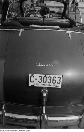 Ein geparkter Chevrolet mit amerikanischem Autokennzeichen