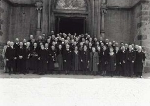 Gruppenbild zur Goldenen Konfirmation vor dem Westportal der Stadtkirche St. Marien