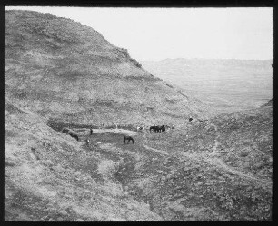 Am Fuss v. ch. [chirbet] Mird (Hirbet Mird = Hyrkania - Festung südöstlich von Jerusalem)