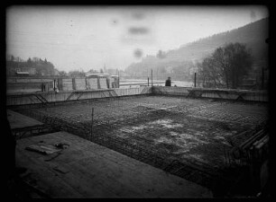 Baustelle im Bereich der heutigen Stadtwerke/ehemalige Milchzentrale mit Blick auf die Tauber und Wertheim