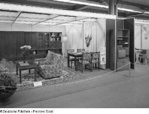 Anbauwand Heine : Ausstellungskojen mit Wohnzimmermöbeln verschiedener Hersteller