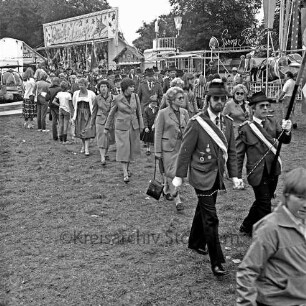 Volks- und Schützenfest: Fest- und Schützenplatz, Jersbeker Straße: Festumzug beim Einmarsch: Schützenvereine mit Fahnen: Zuschauer: hinten Jahrmarktstände, Karussells, 2. August 1981