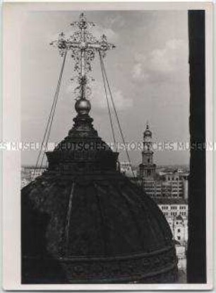 Russischer Kirchturm mit Kreuz