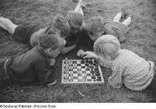 Fünf Jungen Schach spielend