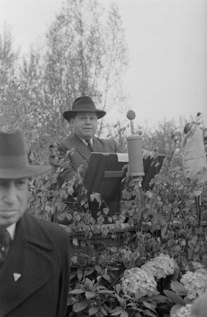 Einweihung eines Denkmals der Jüdischen Gemeinde zu Leipzig : Julius Meyer (Vorsitzender der jüdischen Gemeinde in Ost-Berlin) während einer Rede