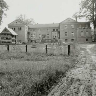 Hornow. Herrenhaus : Hornow (Ortsteil der Stadt Spremberg). Herrenhaus (Kindergarten; 1862/1970). Gartenseite mit Spielplatz