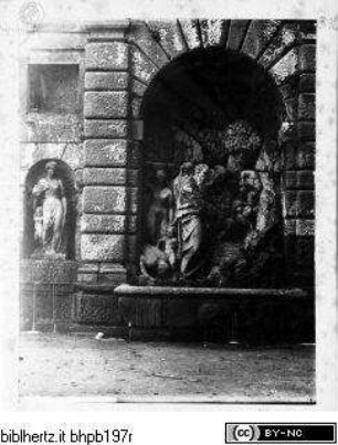 Fontana Papacqua & Regina delle acque, Moses schlägt Wasser aus dem Felsen