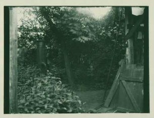 Pumpe im Garten und Ecke des Schuppens