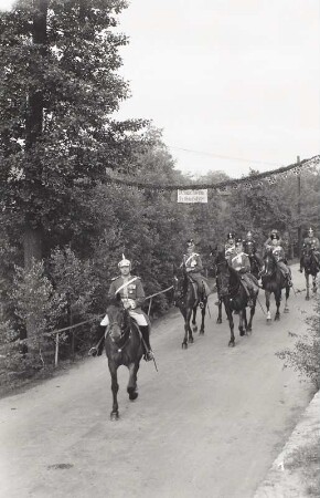 Festzug. Nr. 1: Kavallerie-Gruppe (Vorhut in historisierenden Uniformen)