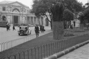 Blick über einen Platz : Menschen und Autos an der Piazza Acquaverde.
