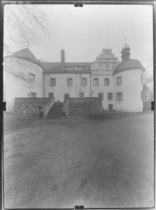 Sallgast. Ehem. Wasserschloß (M. 16. Jh. Umbau 1911; B. Ebhardt). Ansicht über die Terrasse von Nordwest