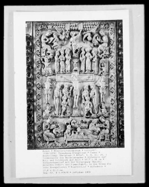 Theophanu-Evangeliar — Vorderseite des Bucheinbandes — Elfenbeinrelief mit der Kreuzigung Christi zwischen Geburt und Himmelfahrt, in den Ecken die vier Evangelisten