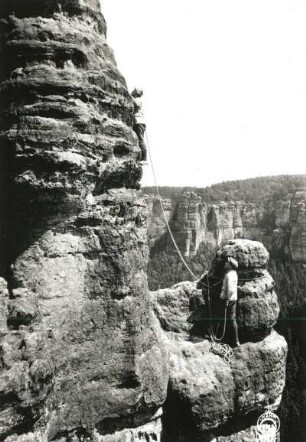 Sächsische Schweiz, Großer Zschand. Richterschluchtkegel. Seilschaft Oswald Kunis am Alten Weg (VIIa) in der Gipfelwand. Blick zum Späten Horn