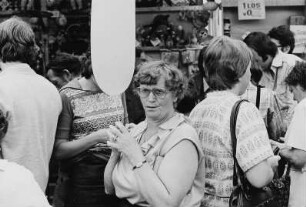 Frau mit Luftballon auf einem Rummelplatz