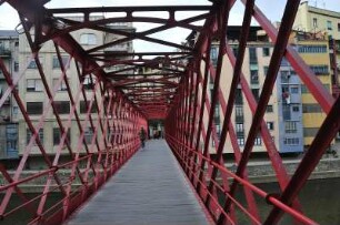 Girona - Fußgängerbrücke von Eiffel : Die 1877 von Gustave Eiffel konstruierte Fußgängerbrücke, aufgenommen am 16. April 2012 inder Altstadt von Girona