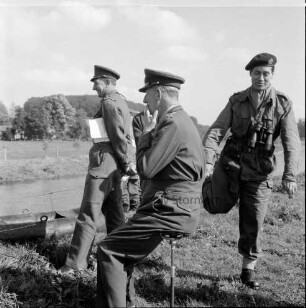 Nato-Manöver "Hold fast": Bundeswehr mit britischen, kanadischen und belgischen Truppen: Travetal bei Benstaben: Beobachten der Übung durch Generalleutnant Sir James Cassel, Commander der britischen Rheinarmee