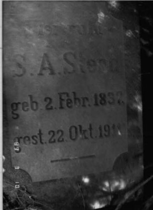 Grabstein 135 (Index: 100093784) Zustand: liegend Maße HxBxT: 38x54x90 cm: Grabstein 135A