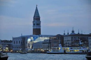 Campanile am Abend : Blick auf den Campanile und auf den Dogenpalast am Abend. Aufgenommen in Venedig am 14. Mai 2009