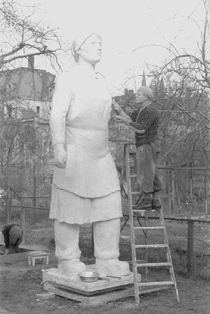 Der Bildhauer Walter Reinhold bei der Arbeit am Originalmodell der Trümmerfrau (Bronzeguß war für den Rathausplatz in Dresden bestimmt)