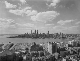 New York, Blick über den East River mit Brooklyn Bridge auf Manhattan