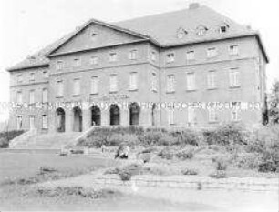 Außenansicht des "Klubhaus der Werktätigen" des VEB Leuna-Werke "Walter Ulbricht"