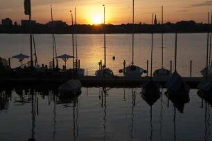 Die Außenalster ist der größere, nördliche Teil des Alstersees. Sie wird von der Alster im Norden sowie der Osterbek und Wandse im Osten gespeist. Sie fließt im Süden in die Binnenalster ab. Es gibt viele Kanäle, Fleete, und Gastronomie, die von Einheimischen und Touristen fürdiverse Vergnügungen genutzt werden