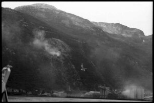 Høyanger: Aluminiumwerk mit Schornstein im Berg