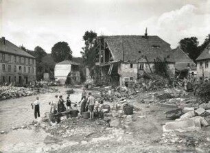 Unwetterkatastrophe im Osterzgebirge am 8./9. Juli 1927. Berggießhübel. Zerstörungen nach der Hochflut und beginnende Aufräumarbeiten
