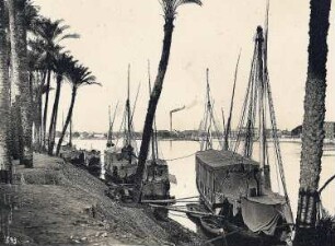 Kairo, Ägypten. Blick über den Nil mit Booten am Ufer