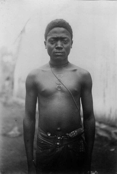 Homme avec tatouage de cicatrice