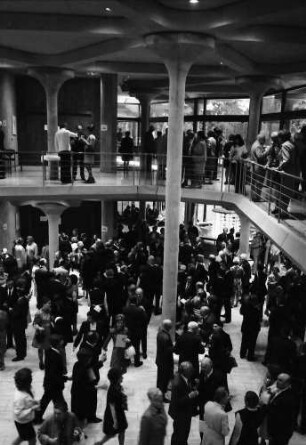 Badenweiler: Kurhaus Badenweiler, Einweihung; Gäste im Foyer und Treppenhaus