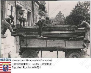 Darmstadt, Landestheater - Wiederaufbau - Bild 1 bis 10: Renovierungs- und Aufräumarbeiten im Bühnenraum durch die Fa. Schwarzbauer