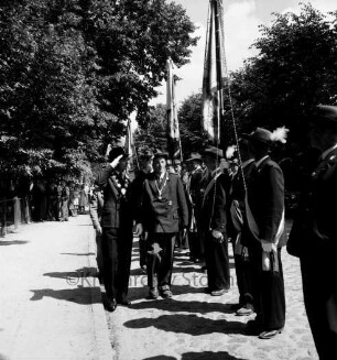 Volks- und Schützenfest: Schützenverein Sprenge und Umgebung e.V.: Abnahme des Festzuges durch den Schützenkönig Heinz Grundmann und den Jungschützenkönig Jochen Peters: