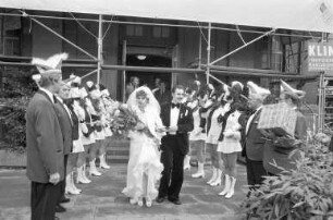 Hochzeit der Angehörigen der Straßenbahner-Karnevalsgesellschaft "StraBaKa" Ilona Lacher und Andreas John in der Kleinen Kirche