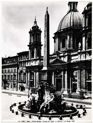 Fontana dei Fiumi, Rom: Gesamtansicht mit Obelisk, rechts Teilansicht S. Agnese in Agone auf der Piazza Navona