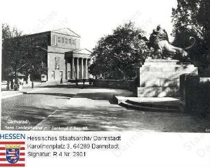 Darmstadt, Landestheater mit Karolinenplatz und Denkmal des Leibgarde-Infanterie-Regimentes Nr. 115