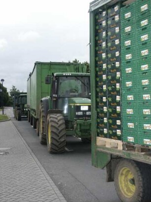 Lieferung von Gemüse mit dem Traktor